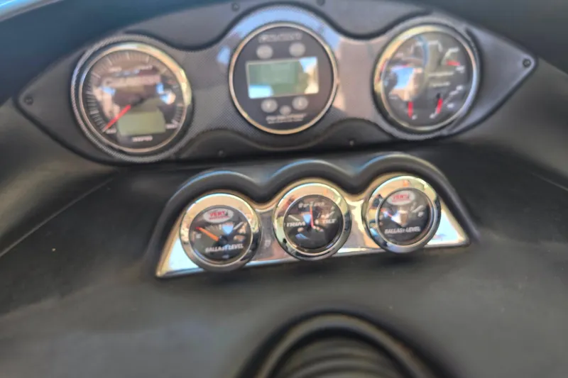Slide: The Image of Dashboard of 2007 Calabria CAL AIR PRO V boat with gauges and controls. - 19