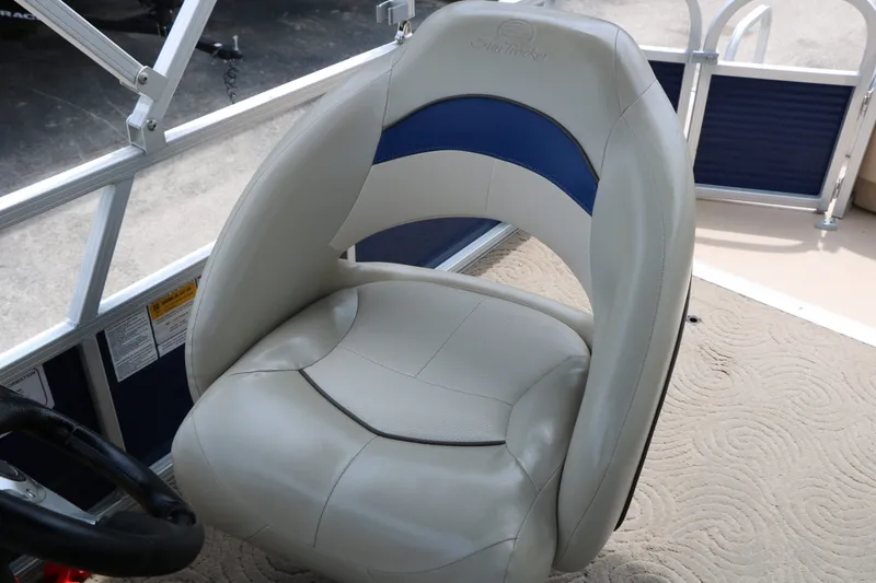 Slide: The Image of Sun Tracker Fishing Barge 20 DLX 2013 - 40