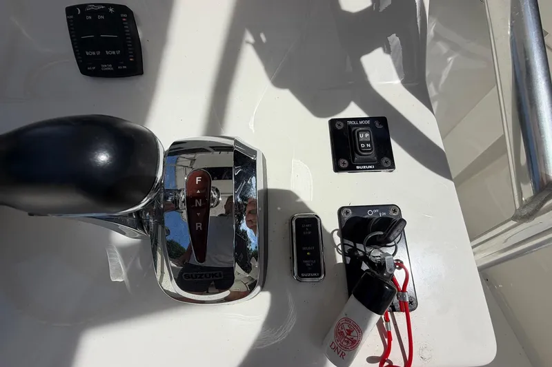 Slide: The Image of 1976 SeaCraft SC 23 Classic boat controls with Suzuki throttle and switches. - 29