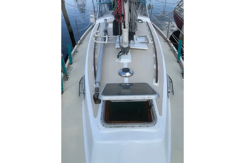 Slide: The Image of 1987 Hallberg-Rassy Monsun 31 sailboat deck with open hatch and rigging. - 7