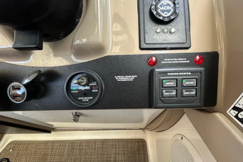 Slide: The Image of Control panel of a 2016 Performance Cruiser Formula 40 with ignition and engine shutdown system. - 31