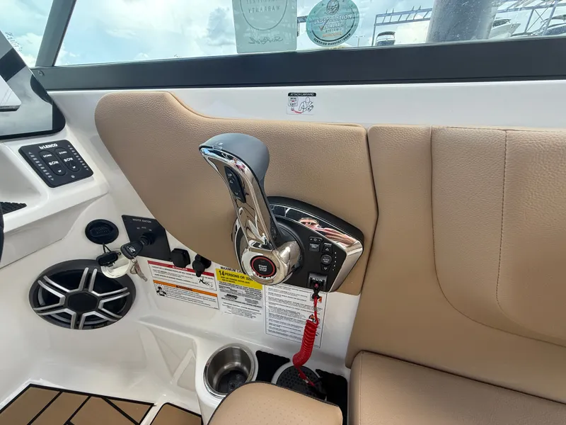 Slide: The Image of Sea Ray SDX 250 Outboard 2026 - 15