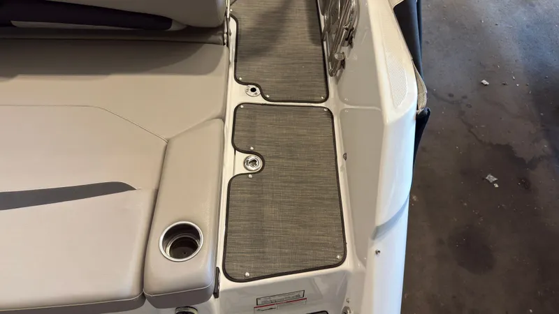 Slide: The Image of Four Winns HD5 2022 - 6