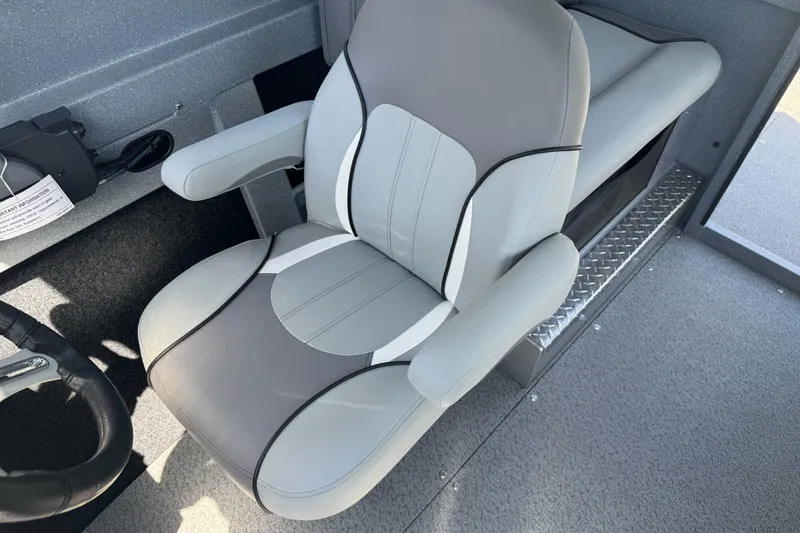 Slide: The Image of Captain's seat in 2027 KingFisher 2025 Escape HT boat, featuring ergonomic design and premium materials. - 32