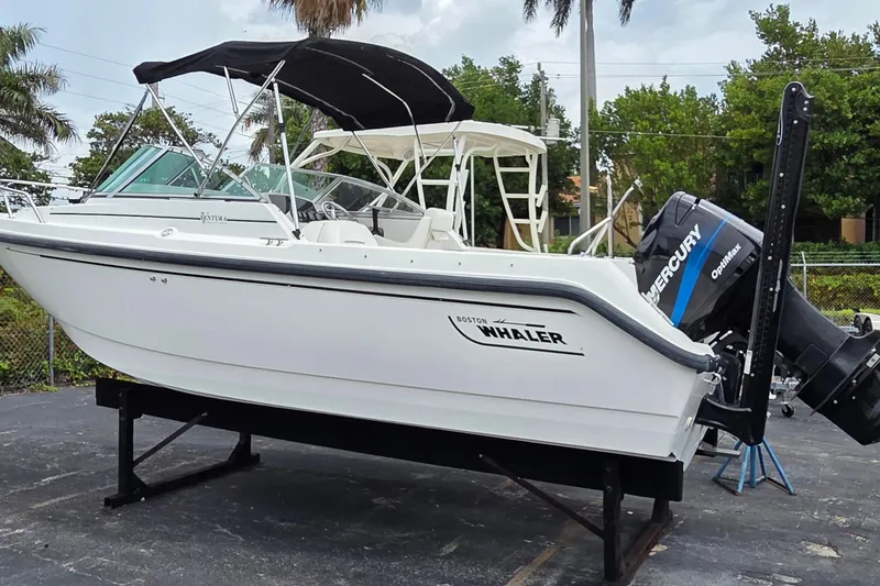 The Image of 2000 Boston Whaler 21 Ventura boat with Mercury engine on display. - 1