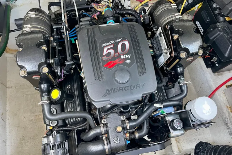 Slide: The Image of MerCruiser 5.0 MPI engine in a 2008 Bayliner 265 boat, detailed view. - 29