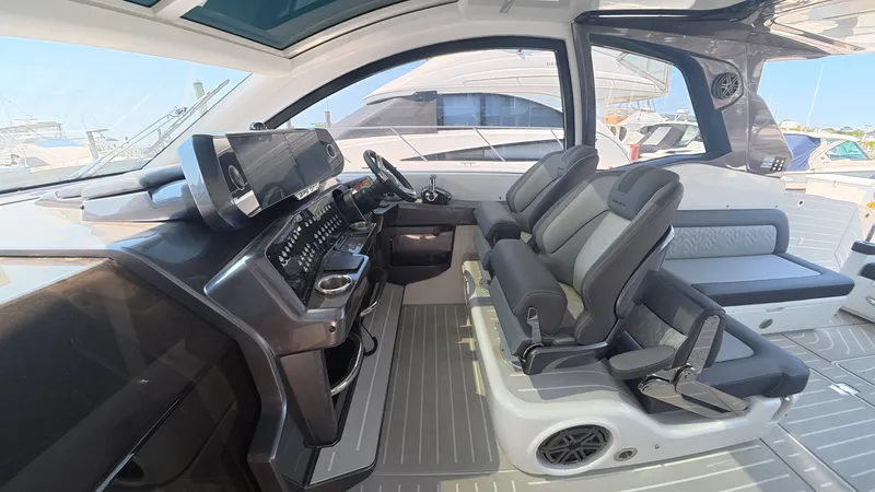 Slide: The Image of Galeon 375 GTO 2025 - 19