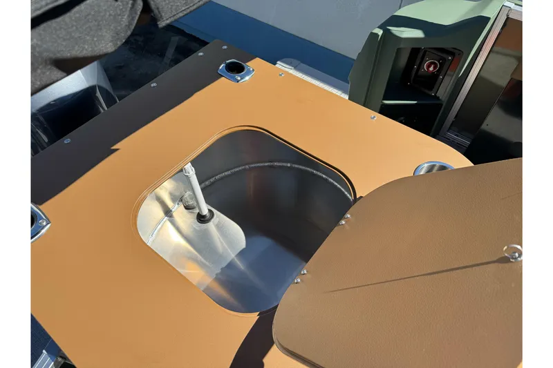 Slide: The Image of Tahoe Pontoon Geofish RF 21, 2026 model, featuring a built-in livewell compartment. - 17