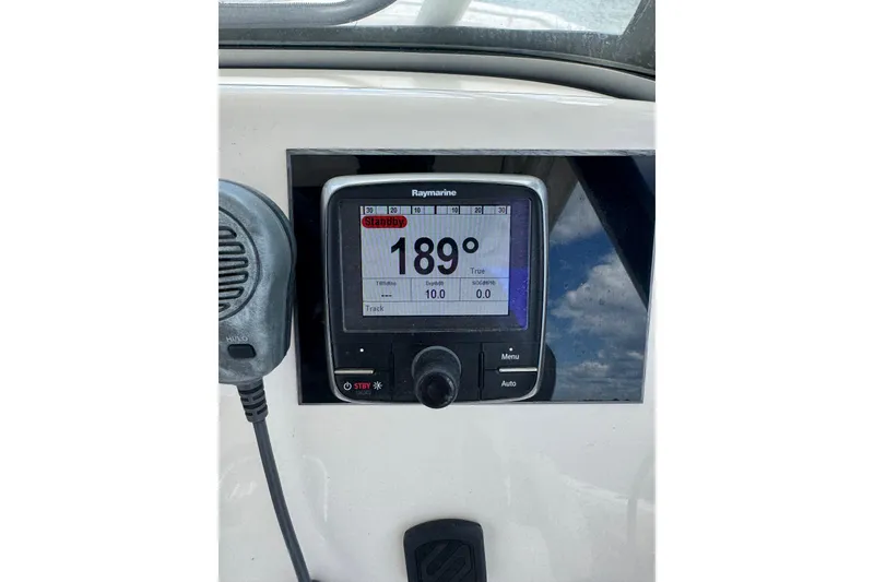 Slide: The Image of Raymarine display on 2011 Pursuit C 280 Center Console showing 189-degree heading. - 12