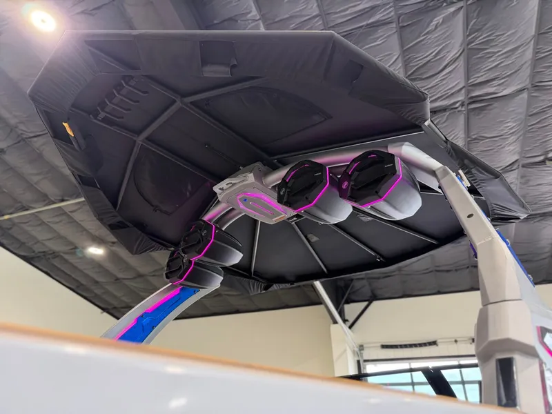 Slide: The Image of Tigé Ultré 25ZX 2025 - 12