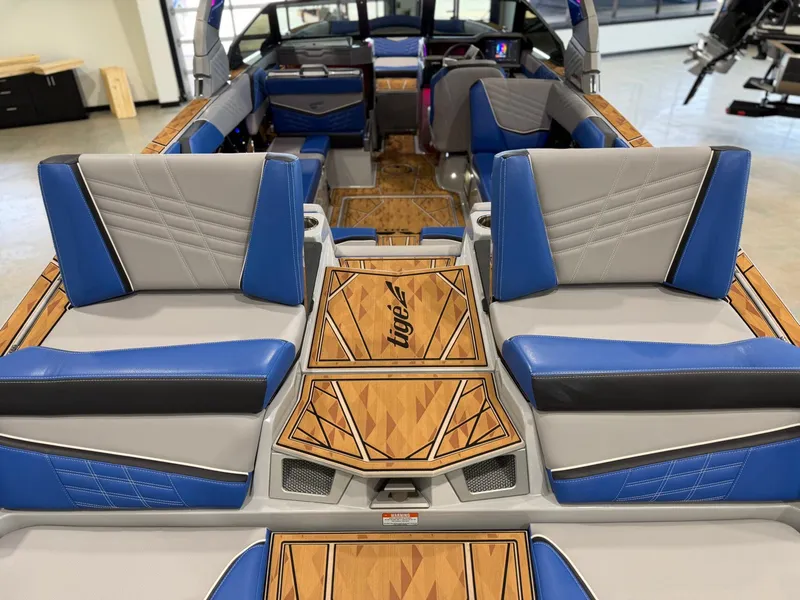 Slide: The Image of Tigé Ultré 25ZX 2025 - 16