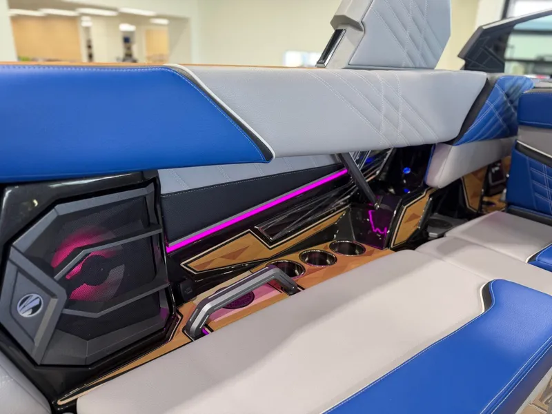 Slide: The Image of Tigé Ultré 25ZX 2025 - 23