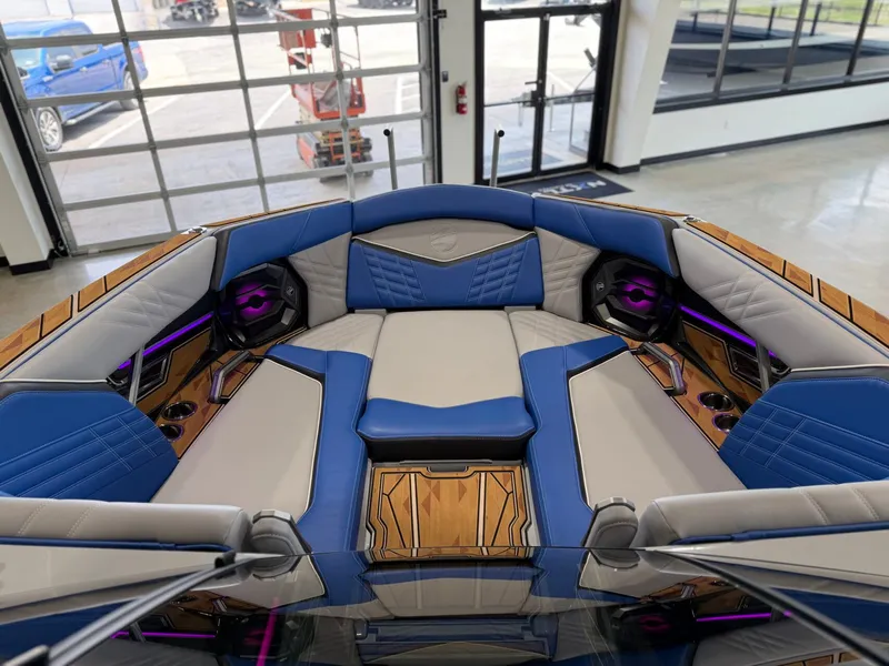Slide: The Image of Tigé Ultré 25ZX 2025 - 37