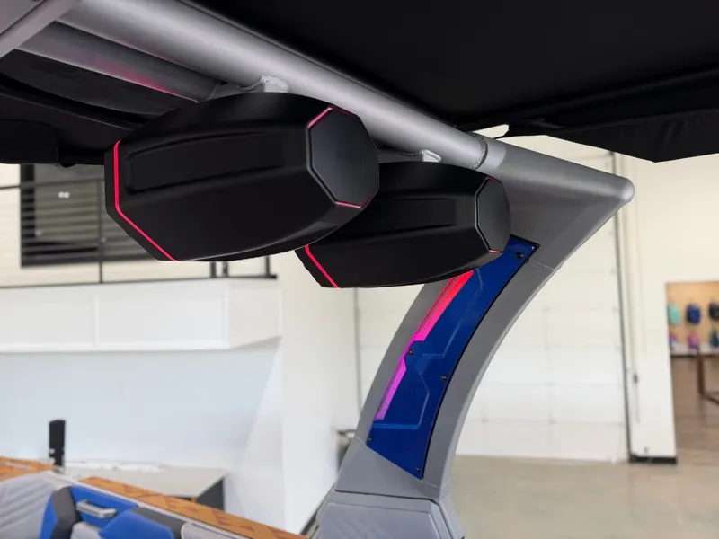 Slide: The Image of Tigé Ultré 25ZX 2025 - 45