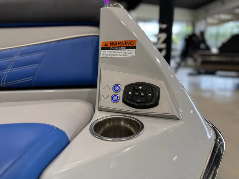 Slide: The Image of Tigé Ultré 25ZX 2025 - 6