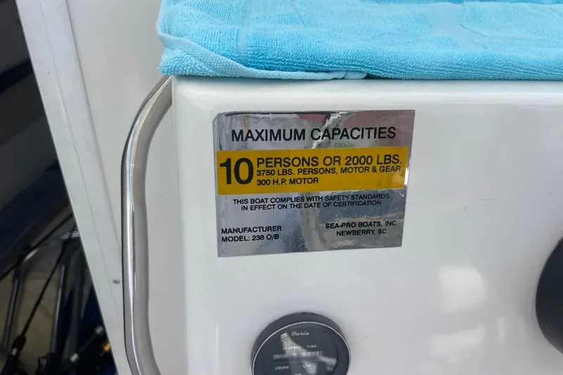 Slide: The Image of Capacity label on 2004 Sea Pro 238 Walk Around boat, maximum 10 persons or 2000 lbs. - 22