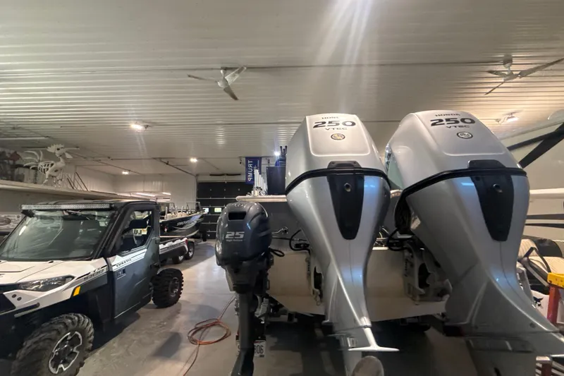 Slide: The Image of 2022 Hewescraft 270 Alaskan Hardtop with Honda 250 VTEC engines in a showroom. - 28