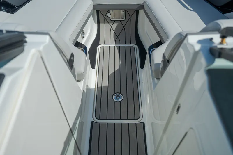 Slide: The Image of Sea Ray SLX 260 Outboard 2027 - 11