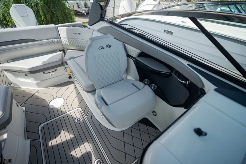 Slide: The Image of Sea Ray SLX 260 Outboard 2027 - 20