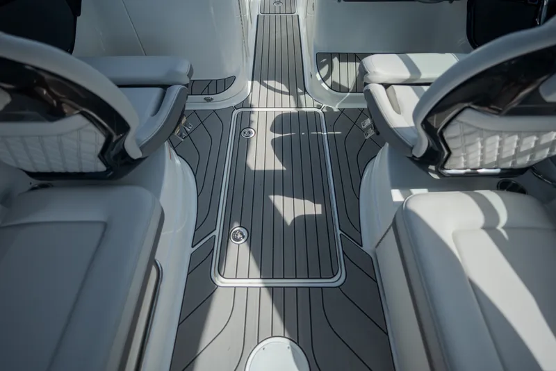 Slide: The Image of Sea Ray SLX 260 Outboard 2027 - 21