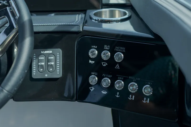 Slide: The Image of Sea Ray SLX 260 Outboard 2027 - 15