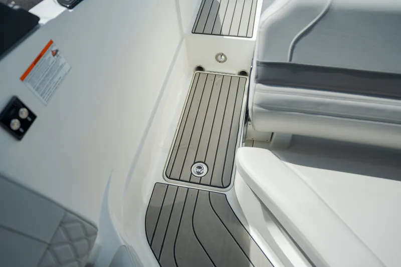 Slide: The Image of Sea Ray SLX 260 Outboard 2027 - 25