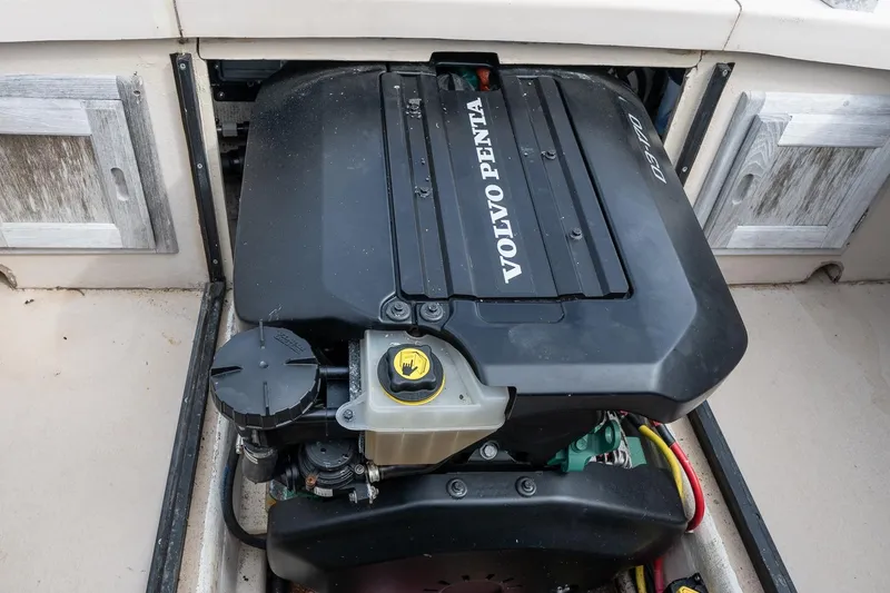 Slide: The Image of Volvo Penta engine in 1989 Ellis 24 Open boat, showcasing marine power. - 41