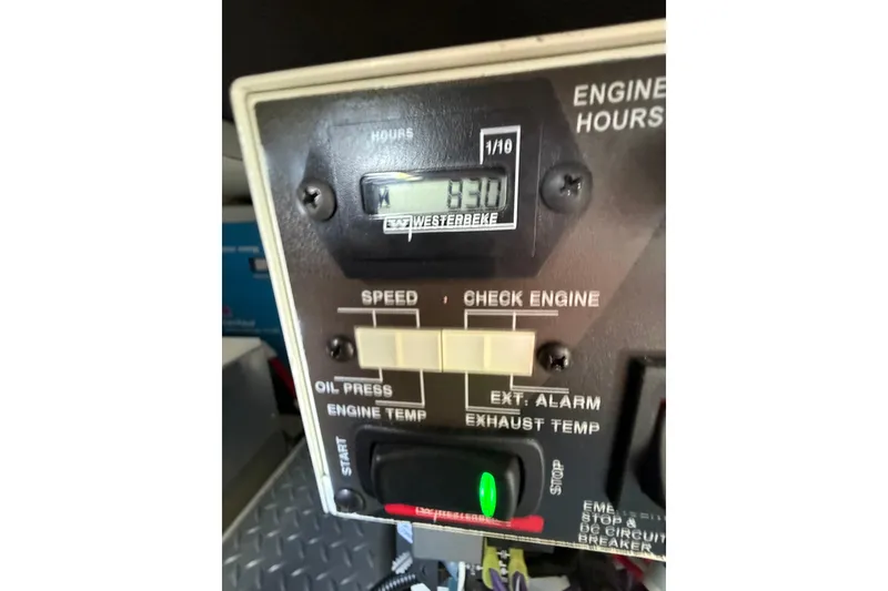 Slide: The Image of Engine control panel displaying 350 hours on a 2021 Formula 350 Sun Sport. - 33