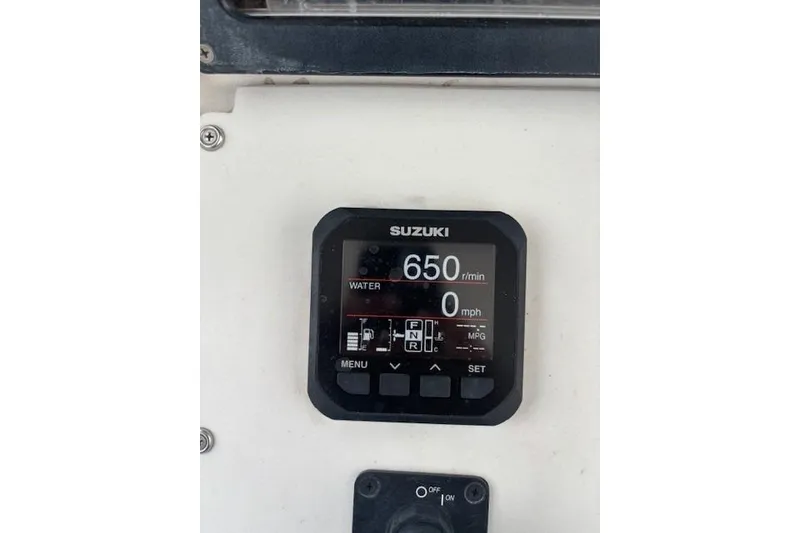 Slide: The Image of Suzuki digital display on 2001 SeaCraft SC 23 Classic, showing 650 RPM and 0 mph. - 22