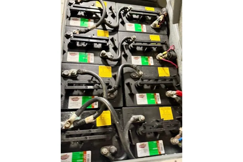 Slide: The Image of Battery compartment of a 1994 Navigator 4300, featuring multiple connected batteries. - 40