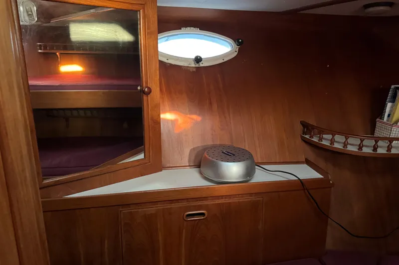 Slide: The Image of Cozy 1987 President 37 yacht cabin with wooden interior and porthole window. - 41