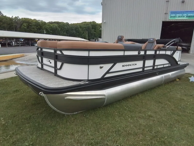 Slide: The Image of A 2026 Bennington 23SSRSF pontoon boat is on grass beside a building. - 8
