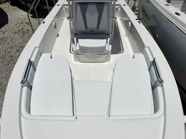 Slide: The Image of Robalo 206 Cayman 2026 - 10