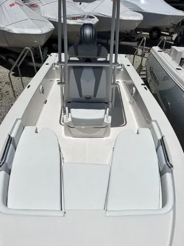 Slide: The Image of Robalo 206 Cayman 2026 - 11
