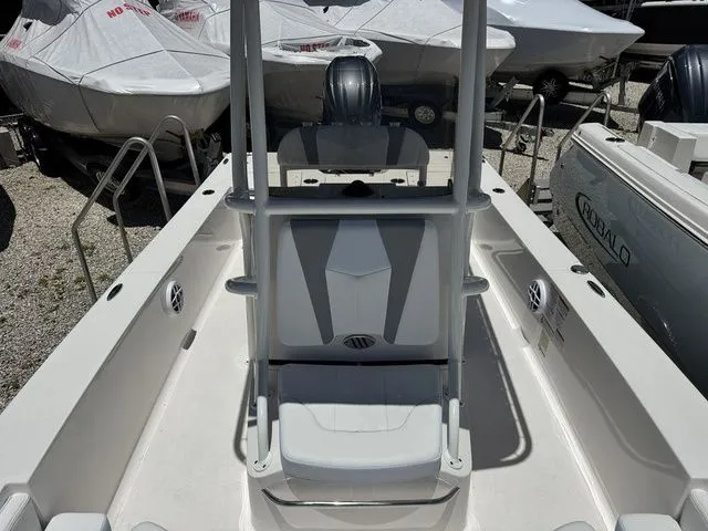 Slide: The Image of Robalo 206 Cayman 2026 - 12