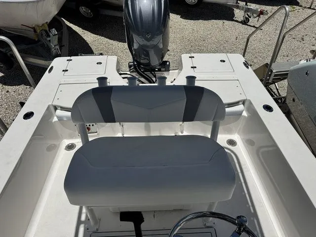 Slide: The Image of Robalo 206 Cayman 2026 - 14