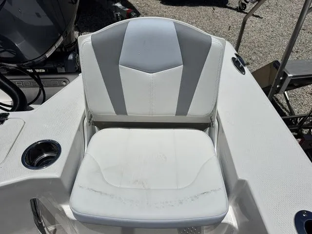 Slide: The Image of Robalo 206 Cayman 2026 - 16