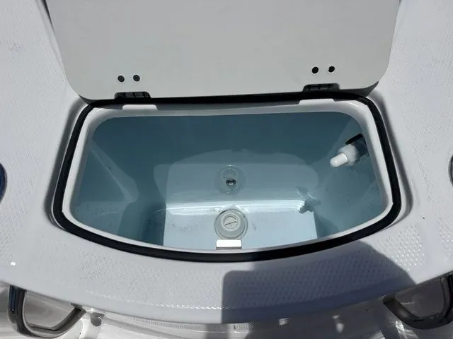 Slide: The Image of Robalo 206 Cayman 2026 - 17