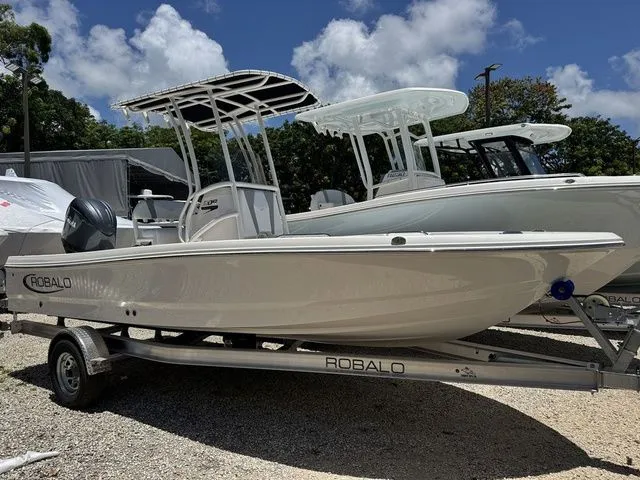 Slide: The Image of Robalo 206 Cayman 2026 - 2