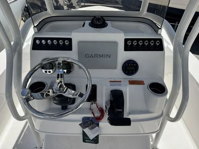Slide: The Image of Robalo 206 Cayman 2026 - 7