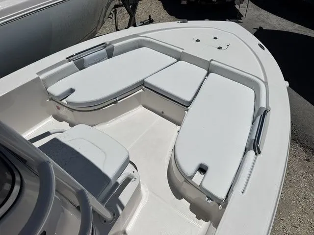 Slide: The Image of Robalo 206 Cayman 2026 - 8