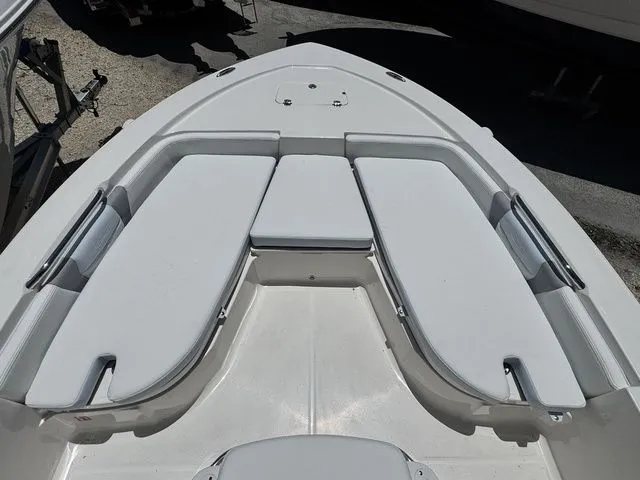Slide: The Image of Robalo 206 Cayman 2026 - 9