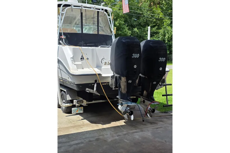 Slide: The Image of 2007 Seaswirl Striper 2901 Walkaround O/B with dual 300 horsepower outboard motors. - 5
