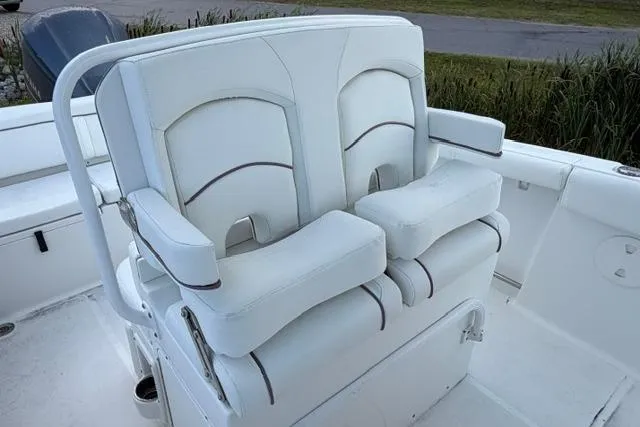 Slide: The Image of 2018 Sea Hunt Ultra 255 SE boat with dual white cushioned seats. - 15