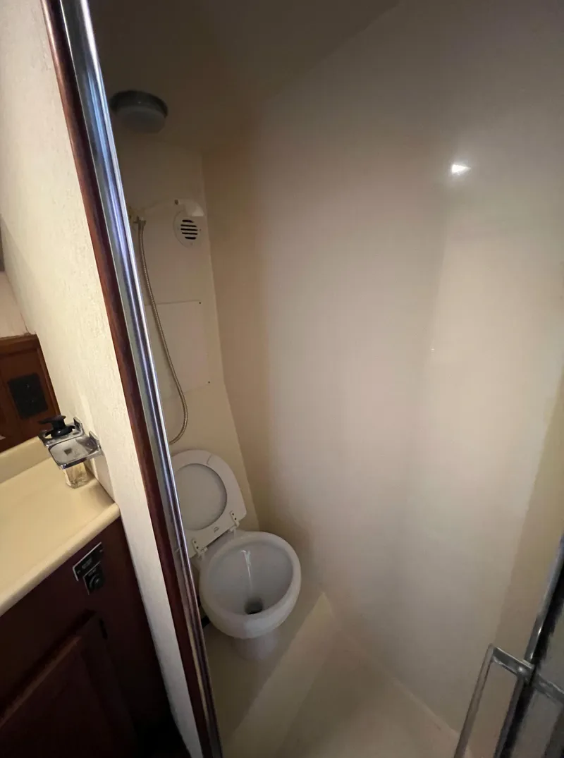 Slide: The Image of Badezimmer mit Toilette und Dusche in einem Boot, kompakt und funktional gestaltet. - 14