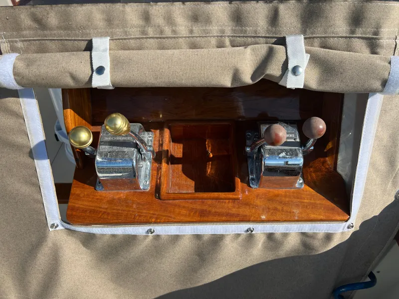 Slide: The Image of Nahaufnahme von Steuerhebeln auf einem Boot, umgeben von braunem Stoff. - 26