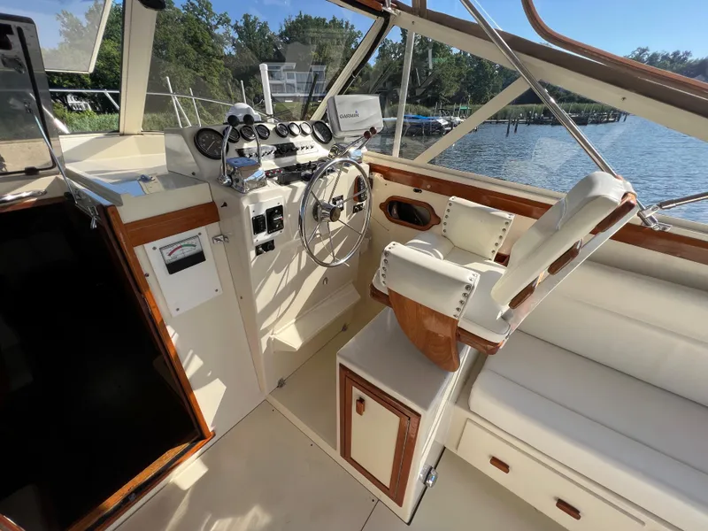Slide: The Image of Innenansicht eines 1985 Viking 35 Express Bootes mit Steuerrad und Instrumenten. - 19