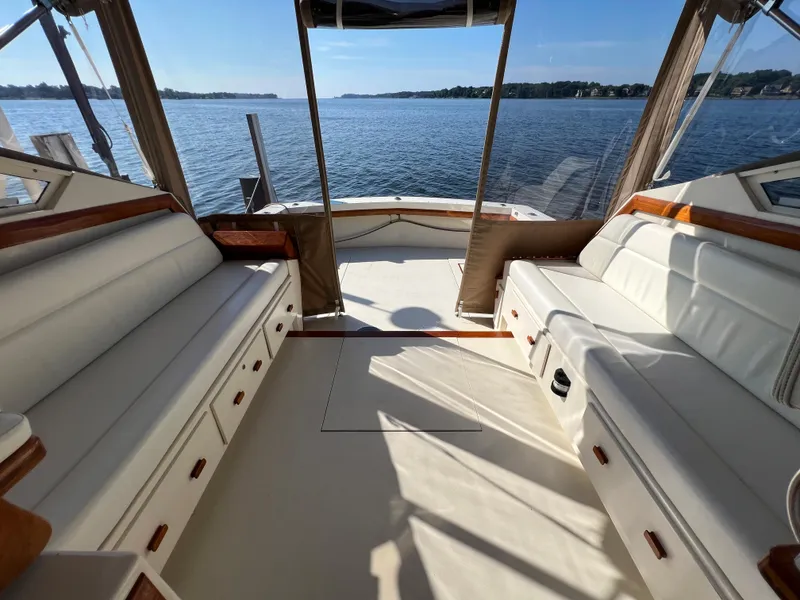 Slide: The Image of Das Bild zeigt das Cockpit einer Viking 35 Express von 1985 mit Blick auf das Wasser. - 24