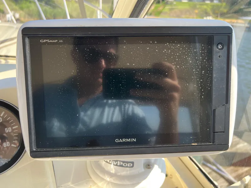 Slide: The Image of Ein Garmin GPS-Gerät auf einem Boot, mit einem Mann, der sich im Bildschirm spiegelt. - 18