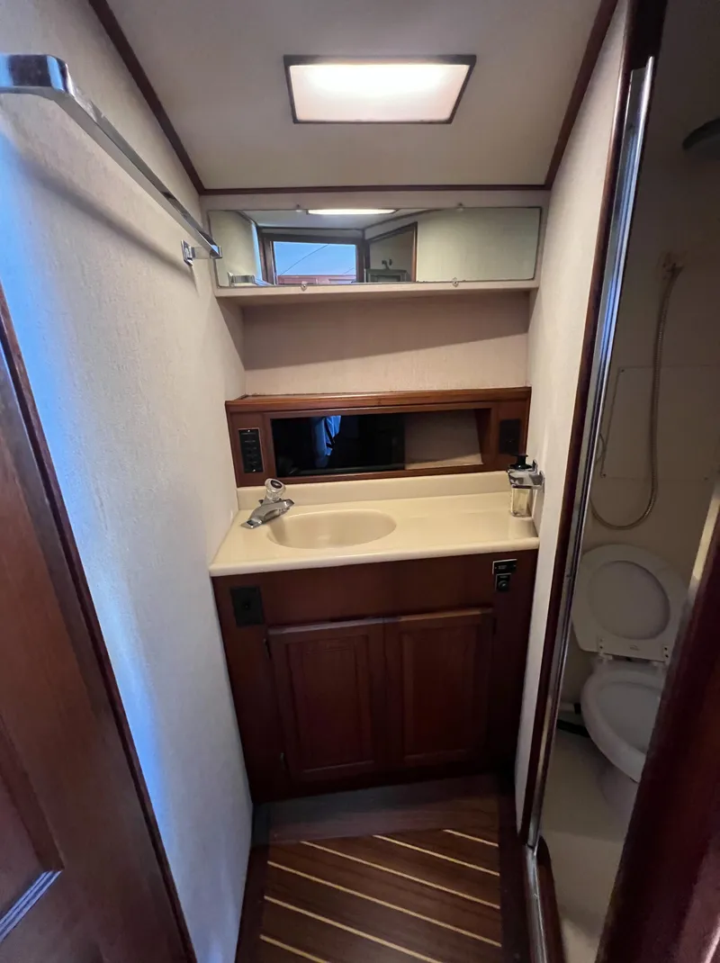 Slide: The Image of Ein Badezimmer auf einem Boot mit Waschbecken, Spiegel und Toilette. - 13